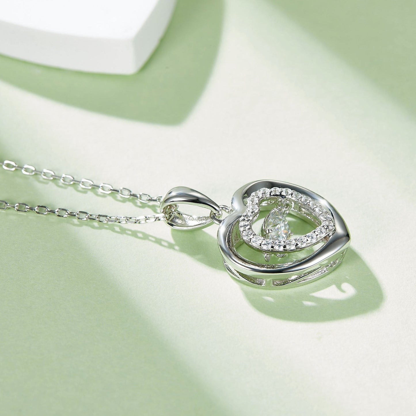 Movable Moissanite Pendant: Twist for Brilliance