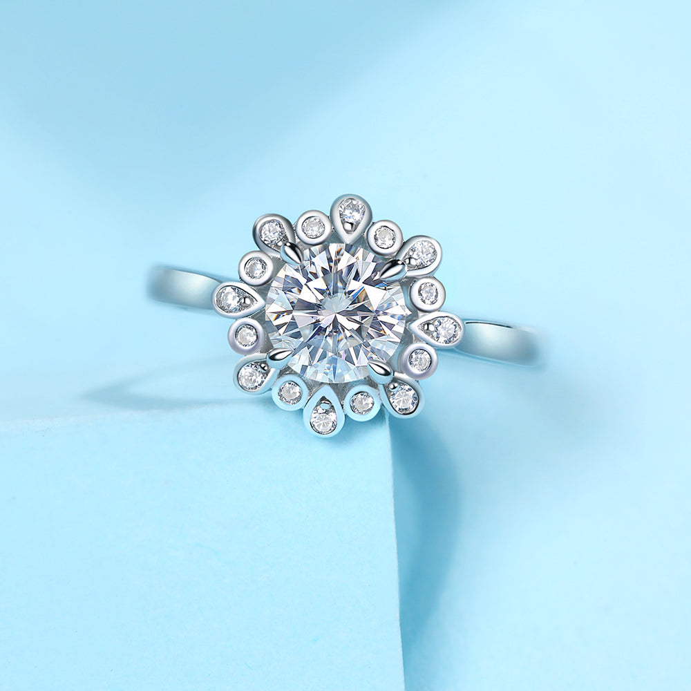Women's Sterling silver 1ct 6.5MM moissanite engagement ring with radiant beauty