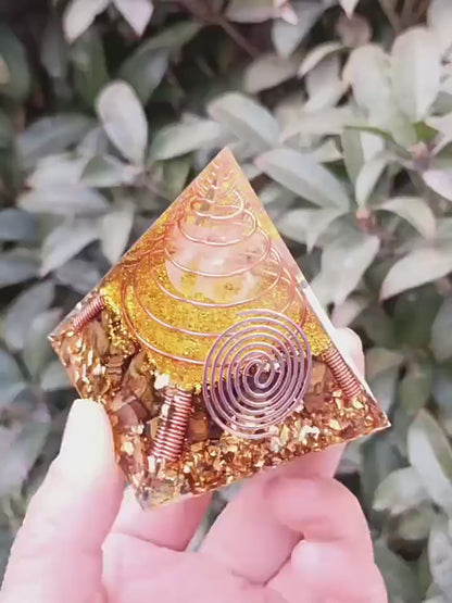 Double Helix Crystal Pyramid (6CM)