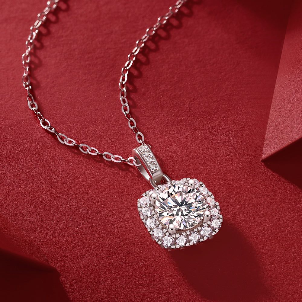 One-carat Moissanite Solitaire Necklace in S925, the definition of luxury