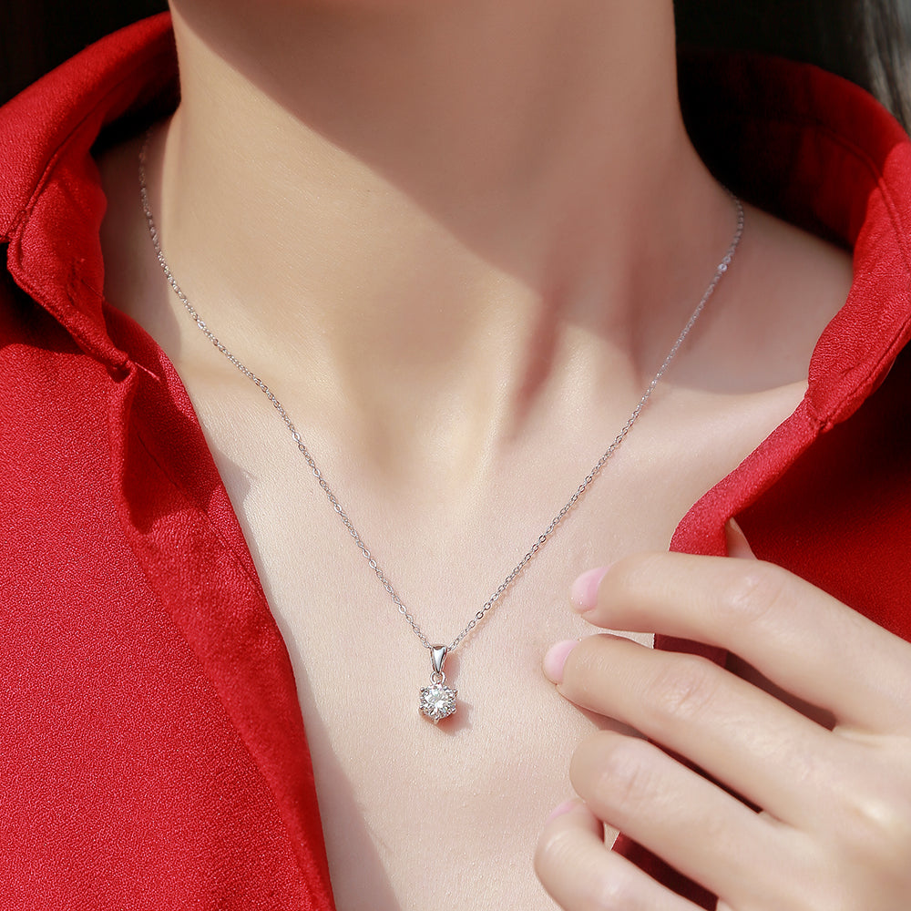 Round Cut Moissanite Necklace in S925 Silver is a stylish sparkler